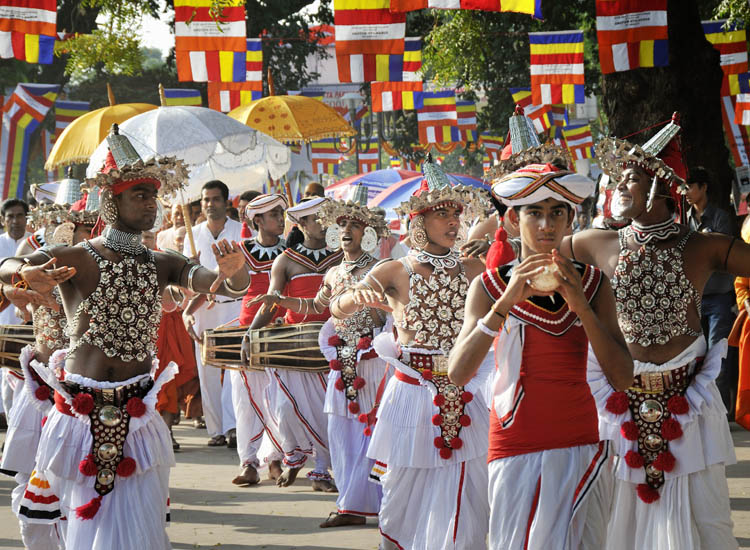 una processione di fedeli buddhisti (Mauricio Abreu/John Warburton-Lee/Cuboimages)